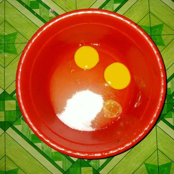 Kocok telur, gula pasir, sp, dan vanili dengan kecepatan tinggi hingga berjejak.