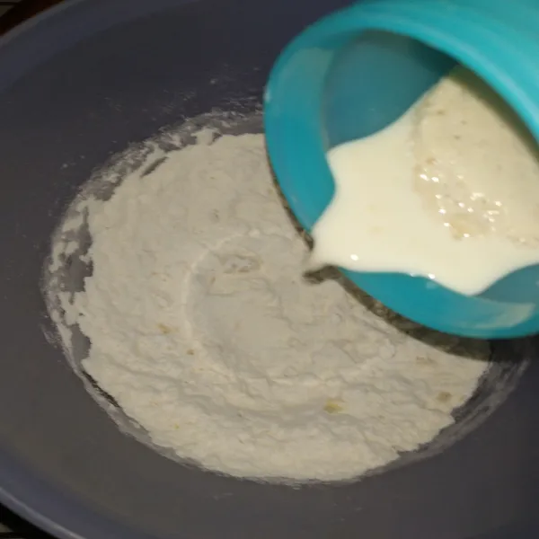 Masukkan air ragi ke dalam wadah tepung. Aduk rata, kemudian uleni, tambahkan air hangat sedikit-sedikit sambil terus di uleni.