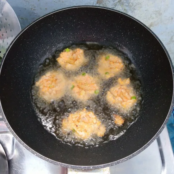 Panaskan minyak goreng. Ambil secukupnya adonan. Kemudian goreng sampai matang. Angkat, tiriskan dan sajikan.