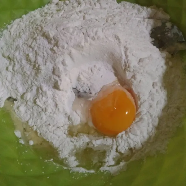 Tambahkan satu butir telur. Aduk hingga tercampur rata.