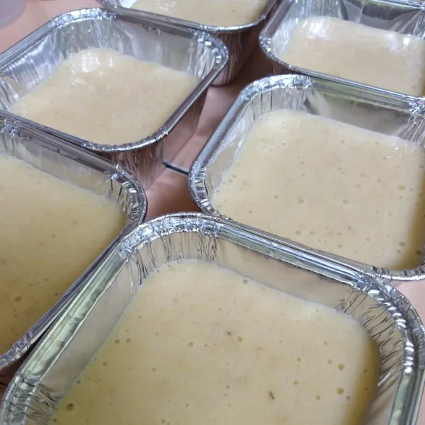 Tuang adonan pisang ke dalam aluminium foil.