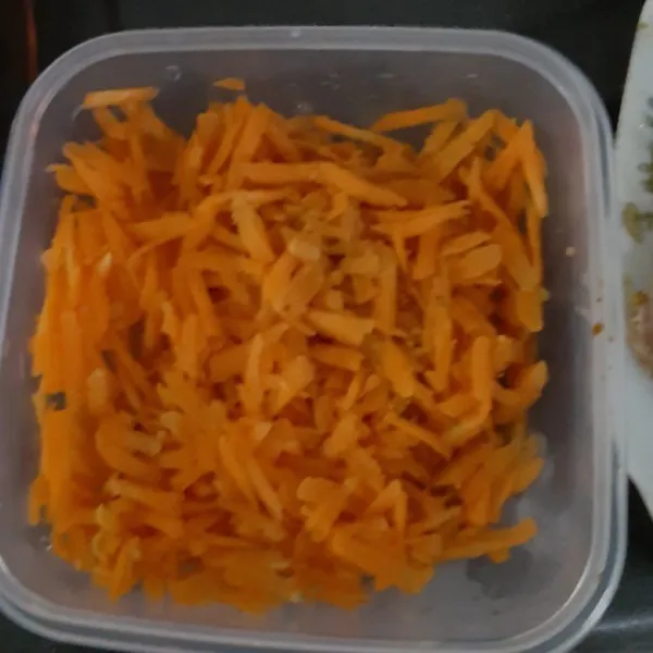 Kupas dan serut wortel, wortel ini sebagai pengganti jamur yang biasa dimasak dengan fusilli.