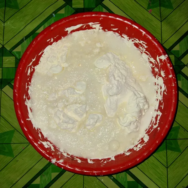 Masukkan baking powder, susu bubuk, tepung terigu dan air soda, lalu aduk rata.