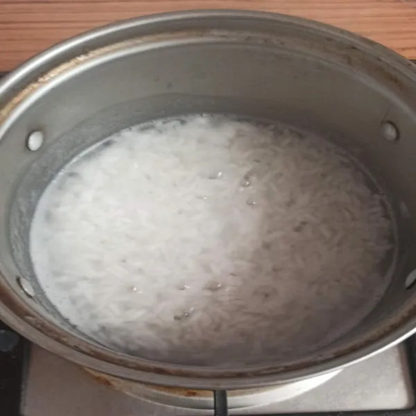 Tuang nasi dalam panci, tambahkan air, masak hingga nasi menjadi lembek.
