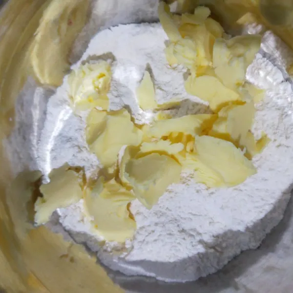 Aduk rata tepung terigu, gula, dan garam. Lalu masukkan butter.