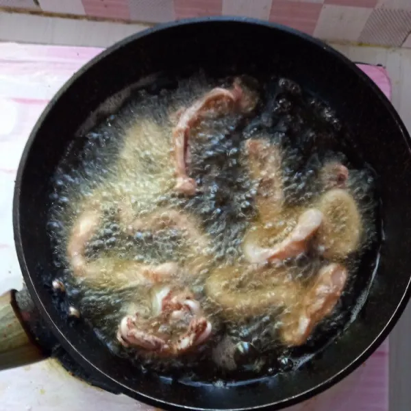 Kemudian panaskan minyak, goreng cumi hingga matang.