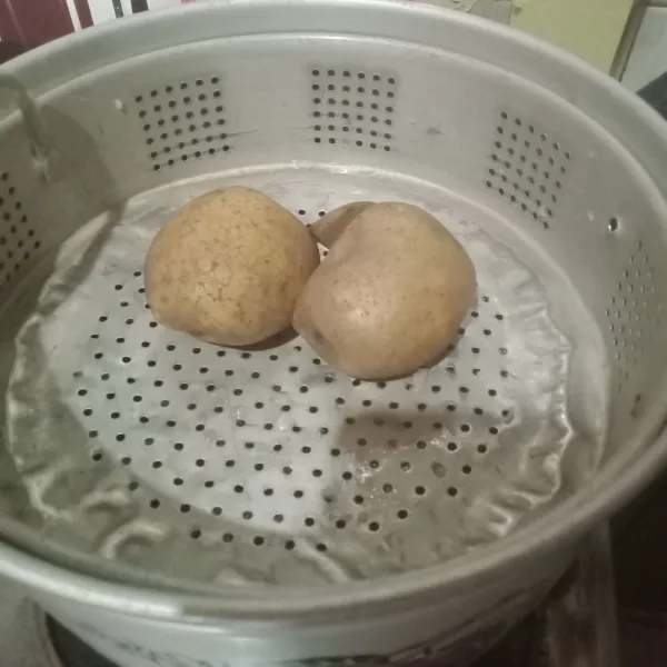 Cuci bersih kentang, kemudian kukus kurang lebih 30 menit, setelah dingin buang kulitnya.