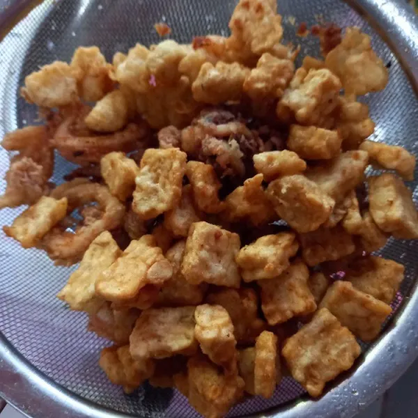 Goreng di minyak panas dengan api sedang sampai tempe kering.
