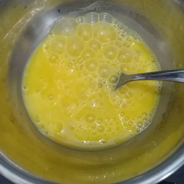 Kocok telur dalam wadah sampai berbuih