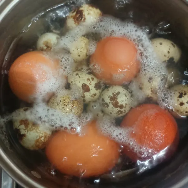 Rebus telur puyuh dan telur ayam sekitar 10 menit
