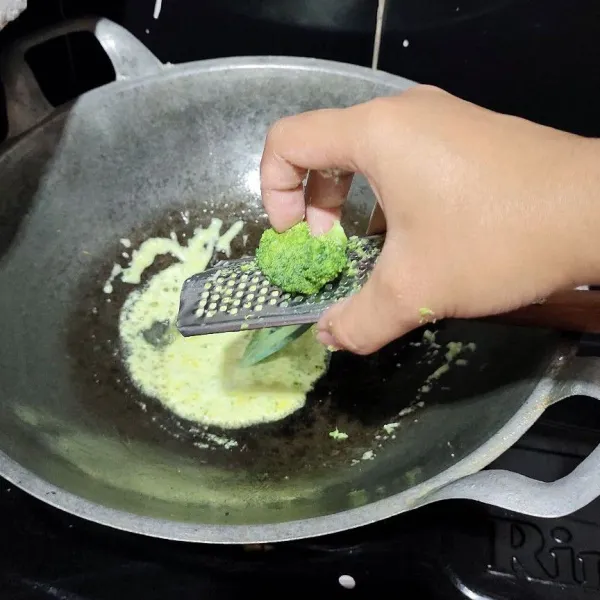 Lelehkan butter kemudian campurkan keju parut, susu cair parutan brokoli, aduk hingga mengental.