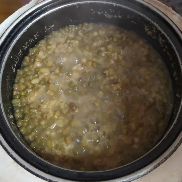 Siapkan kacang hijau yang sudah dimasak sampai kacang hijaunya pecah dan empuk.