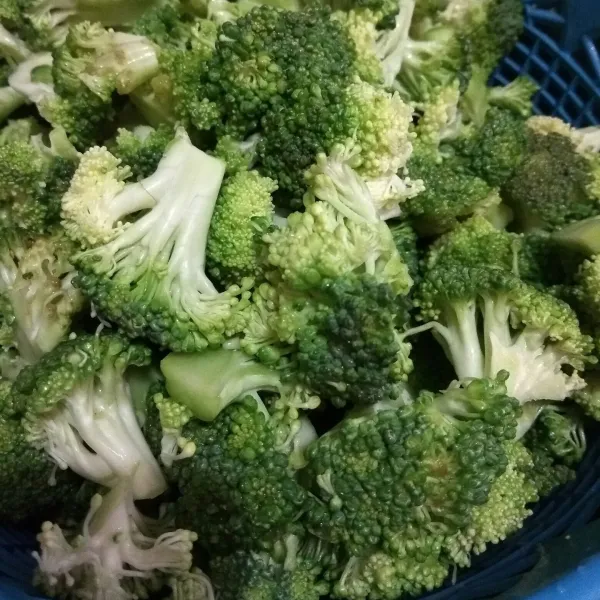 Rendam brokoli dalam air garam selama 5 menit, lalu cuci bersih dan tiriskan.