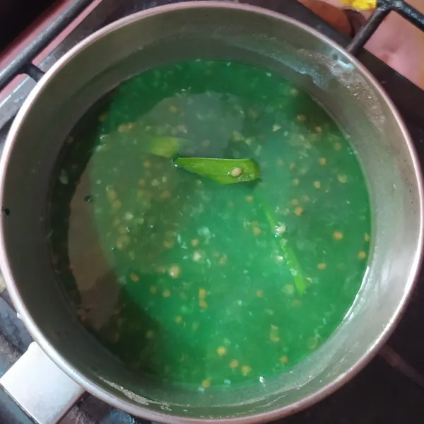 Buat lapisan hijau : Masukkan agar-agar, gula dan garam ke dalam panci, aduk rata. Tuang air rebusan kacang hijau dan daun pandan lalu aduk rata. Rebus hingga mendidih. Masukkan kacang hijau rebus dan essesn pandan.