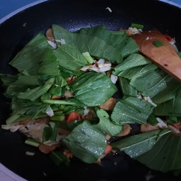 Tambahkan sausin hijau dan daun bawang