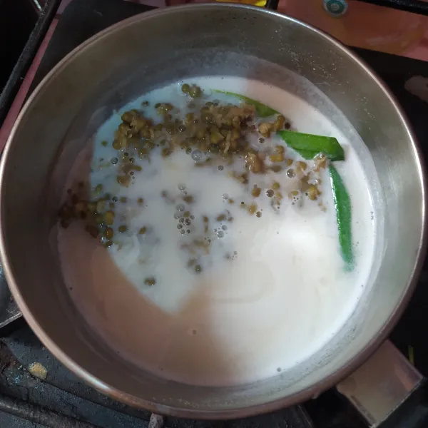 Buat lapisan putih : Masukkan agar-agar, gula dan garam ke dalam panci, aduk rata. Tuang susu cair dan daun pandan lalu aduk rata. Rebus hingga mendidih. Masukkan kacang hijau rebus.