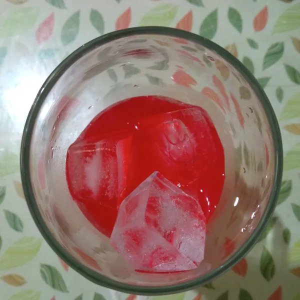 Tuang sirup cocopandan