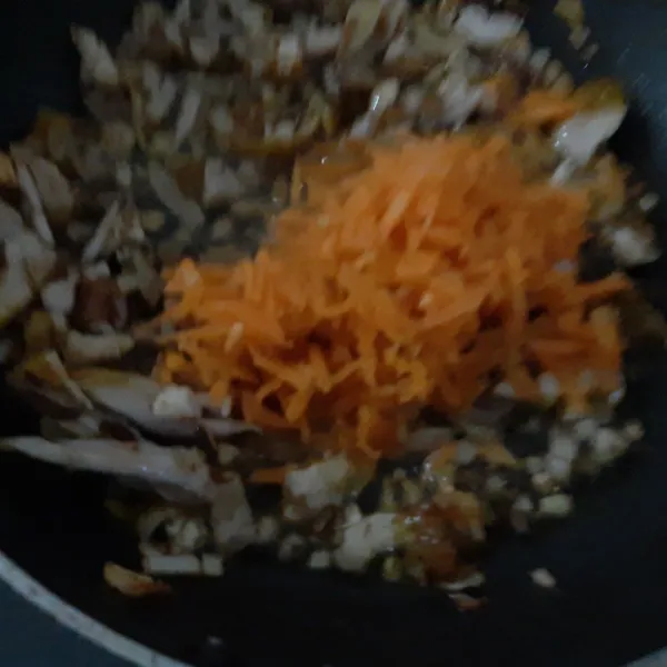 Kupas bawang bombay dan bawang putih lalu cuci dan potong selanjutnya ditumis tambahkan ayam suwir aduk rata lalu tambahkan wortel.