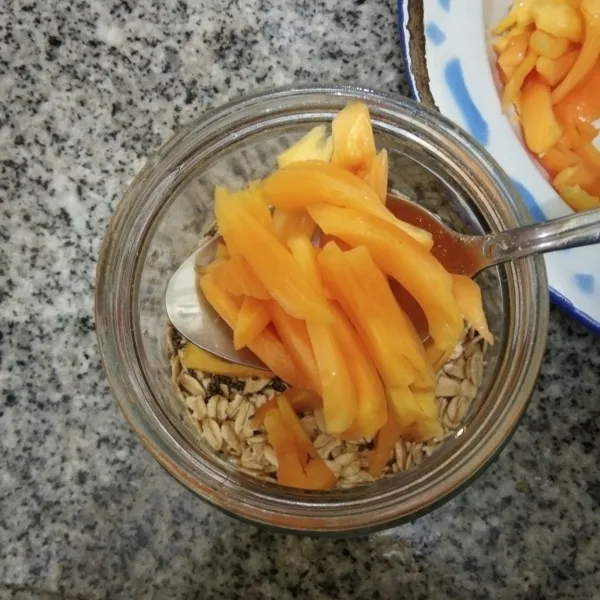 Masukkan irisan buah nangka.