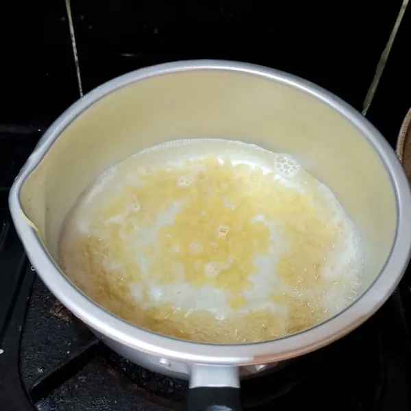 Rebus makaroni dengan air kaldu ayam hingga empuk, angkat dan tiriskan.