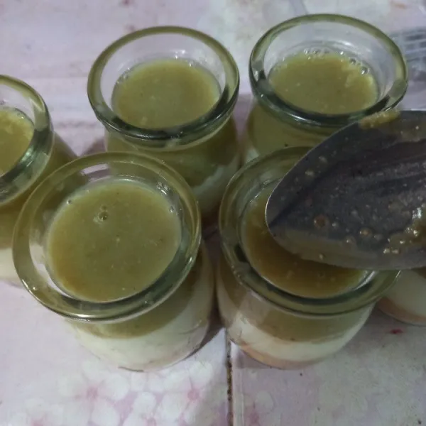 Tuang ke dalam jar untuk lapisan atas, biarkan padat. Dan beri buah naga di atas puding atau buah lainnya yang disukai anak, sajikan dingin lebih nikmat.