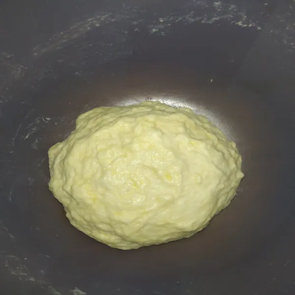 Kemudian beri minyak pada permukaan adonan roti agar tidak kering. Tutup wadah istirahat kan adonan hingga adonan mengembang 2x lipat.