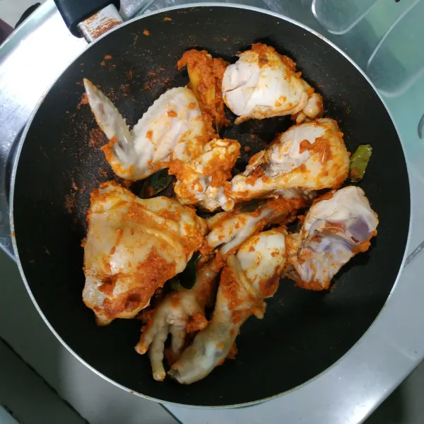 Tambahkan ayam, aduk rata, masak hingga ayam berubah warna dan terbalut bumbu