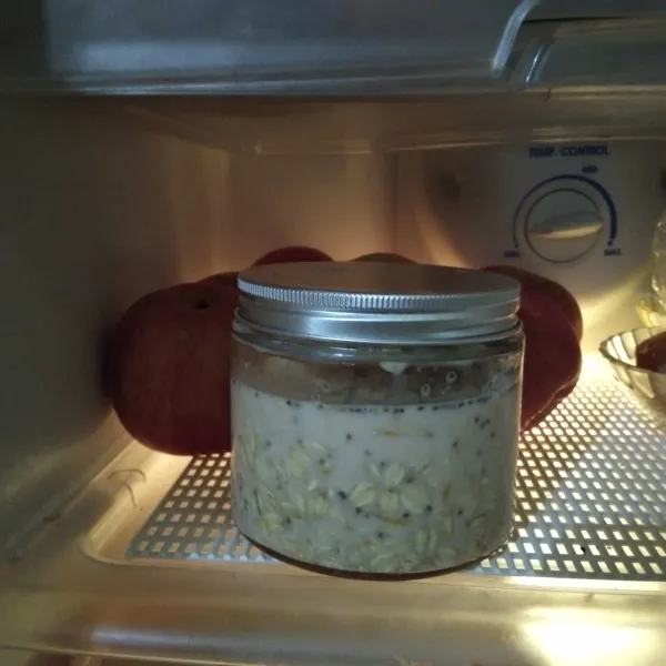 Tutup rapat jar, simpan ke dalam kulkas selama semalaman.
