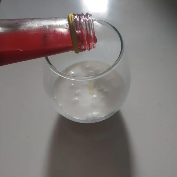 Lalu tuang sirup cocopandan.