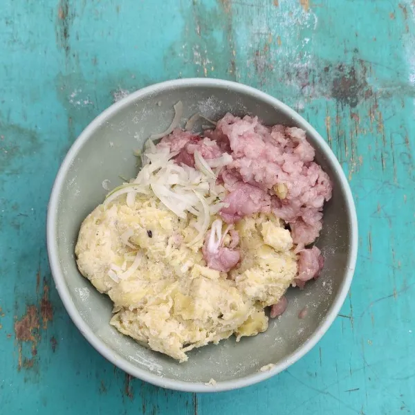 Setelah rata kemudian masukkan bawang bombay dan daging giling, aduk rata.