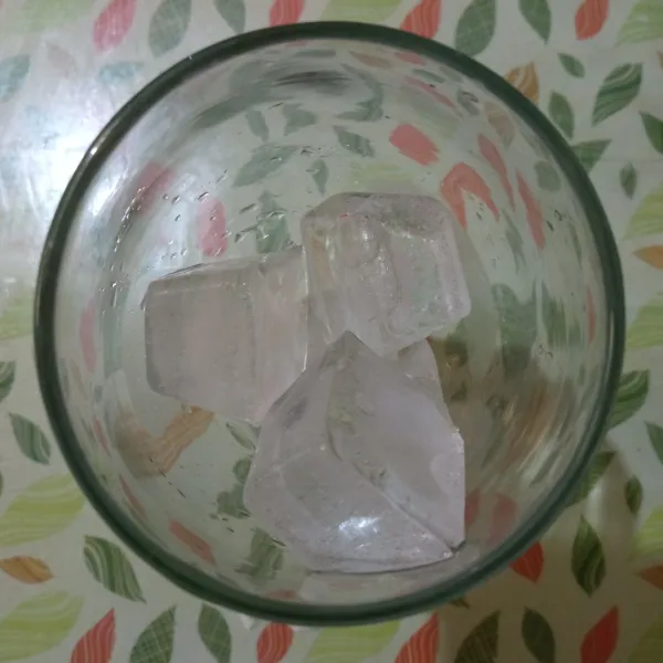 Masukkan es batu ke dalam gelas