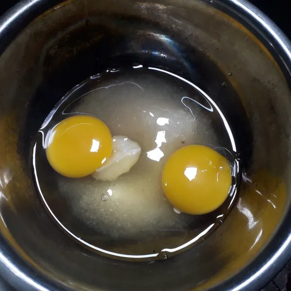 Dalam wadah, masukkan telur, gula pasir dan Sp.