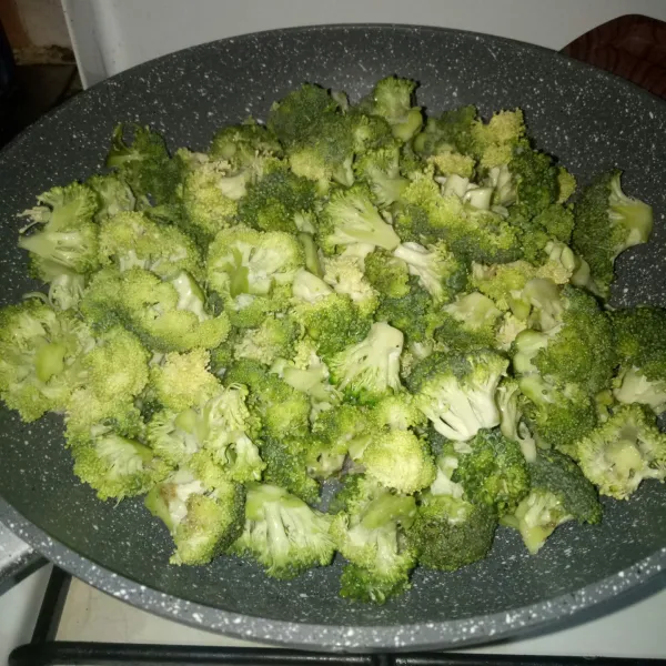Masukkan brokoli aduk rata