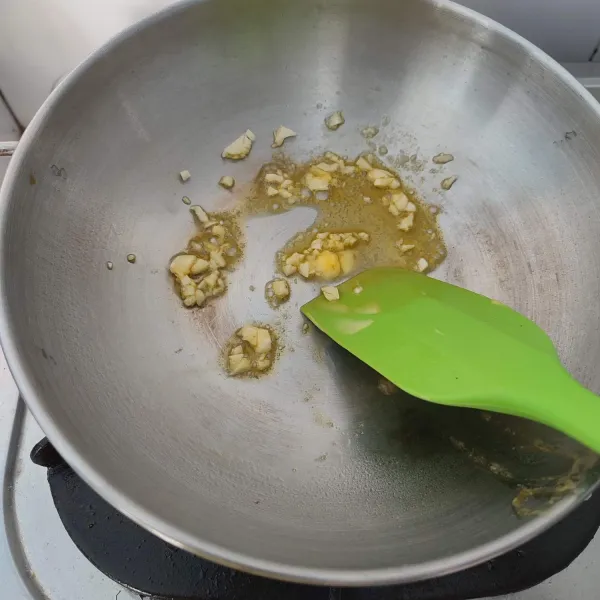 Lelehkan unsalted butter, masukkan bawang putih cincang, tumis hingga harum.