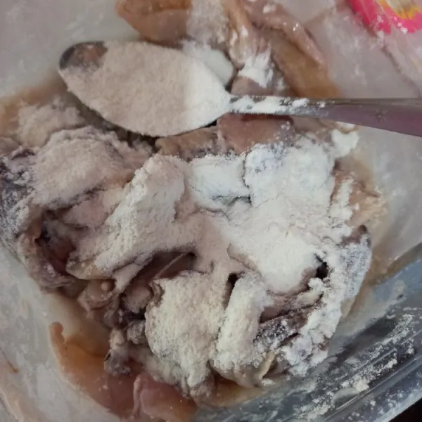 Lalu beri 5 sdm tepung bumbu, aduk merata.