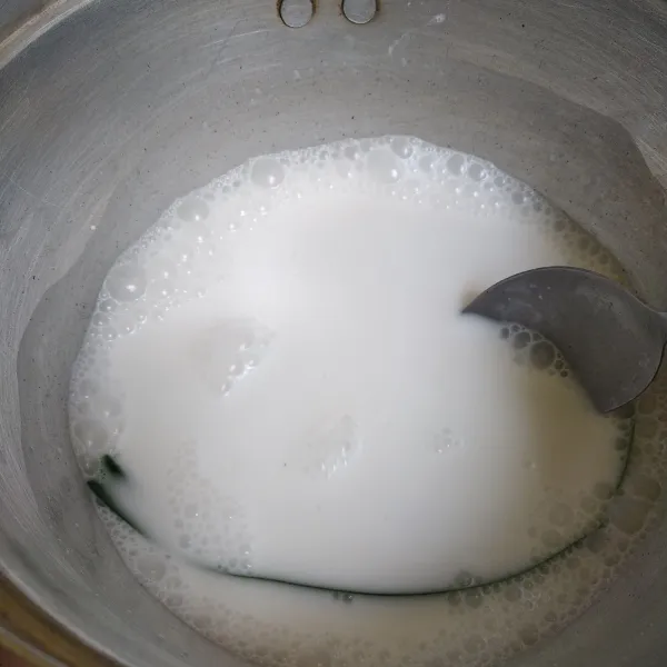 Campur semua bahan lapisan putih ke dalam panci, aduk rata hingga tidak bergerindil. Kemudian masak hingga mendidih dan mengental.