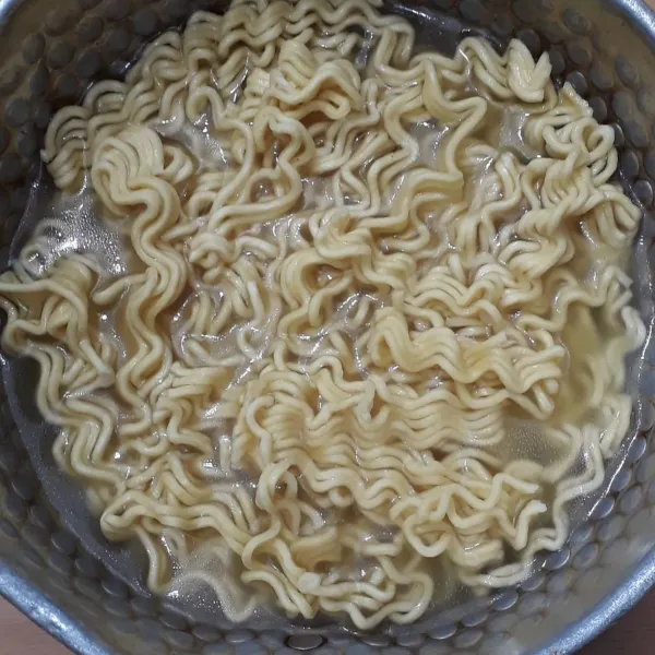 Seduh mie telur dengan air panas hingga lunak.