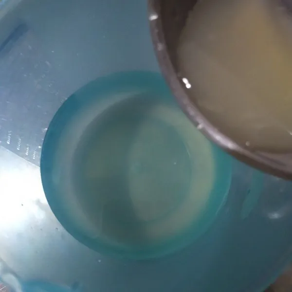 Campur air lemon dengan air kelapa dan simply sirup, lalu aduk rata.