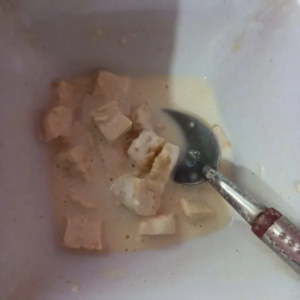 Larutkan 5 sdm tepung dan air, aduk rata. Lalu masukkan tempe.
