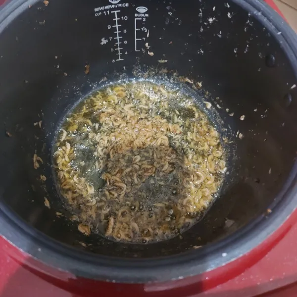 Cuci udang rebon kemudan tumis hingga kering
