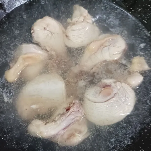 Cuci bersih ayam dengan dilumuri perasan air jeruk nipis,  lalu rebus dengan ditambah garam sedikit, masak hingga  matang.