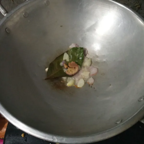 Panaskan minyak, tumis bawang merah, bawang putih, lengkuas, dan daun salam hingga harum.