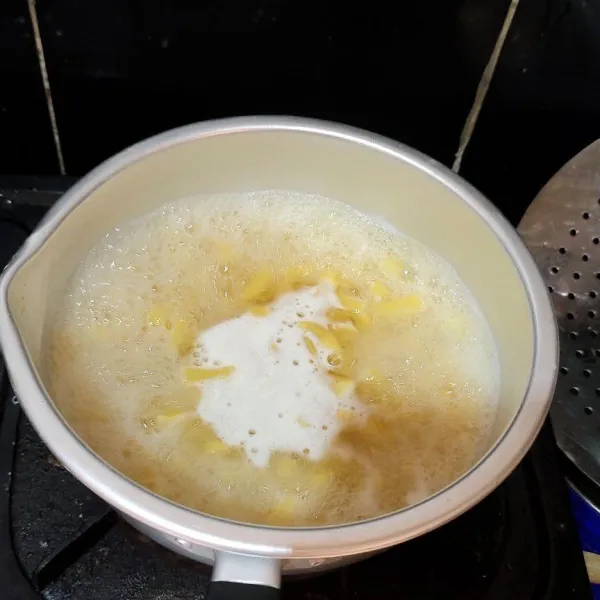 Rebus makaroni dengan air kaldu ayam hingga empuk. Angkat dan tiriskan.