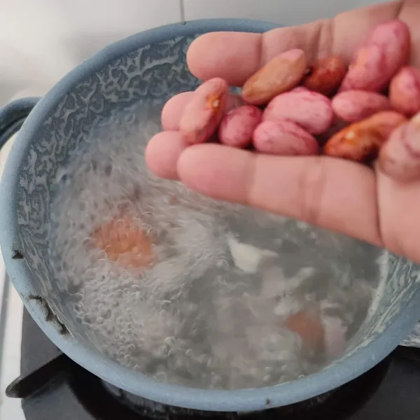 Masukkan kacang merah yang sudah dicuci bersih. Rebus hingga kacang merah empuk.