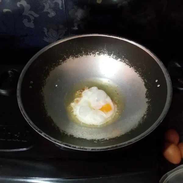Ceplok telur satu persatu hingga matang, lalu sisihkan.