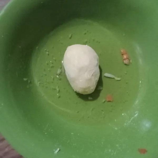 Balur tangan dengan sesikit tepung, ambil sedikit bahan kulit tambahkan isian, tutup rapat, celupkan di putih telur.