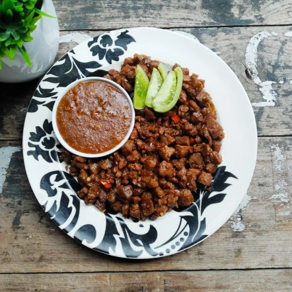 Sajikan sate goreng bersama bumbu kacang.