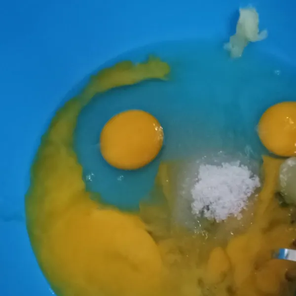 Kocok telur, gula, dan sp sampai mengembang.