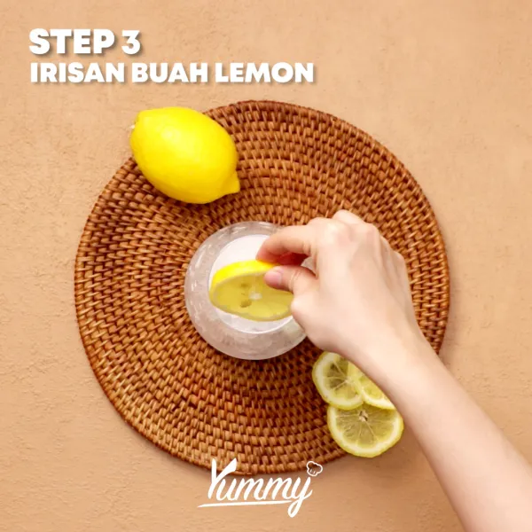 Masukkan irisan buah lemon dan daun mint ke dalam gelas.