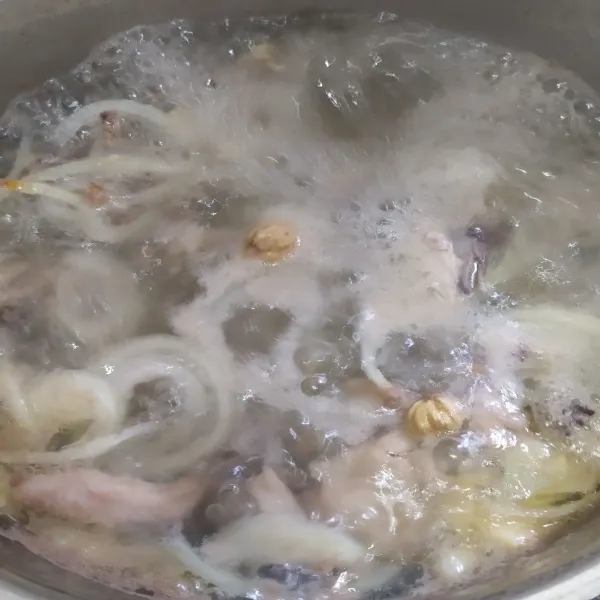 Lalu masukkan bahan bumbu cemplung, garam, dan kaldu jamur.  kemudian masak sampai ceker lembut, koreksi rasa. jika sudah mateng, sajikan dengan daun seledri, daun bawang dan bawang goreng.